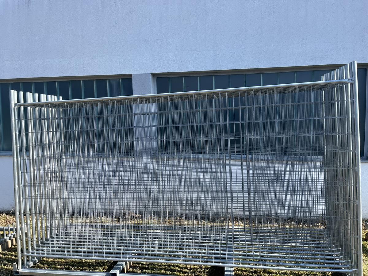 12 Stk. Bauzaunelemente ca. 350x200cm, mit Stapelbox, 12 Sockelsteine?d=2026-04-14 07:49:26