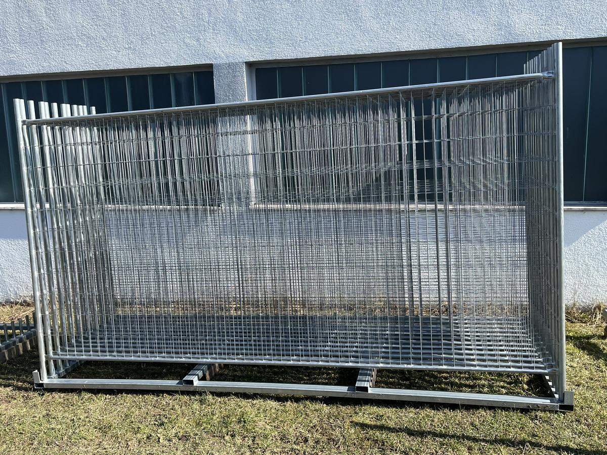 12 Stk. Bauzaunelemente ca. 350x200cm, mit Stapelbox, 12 Sockelsteine
