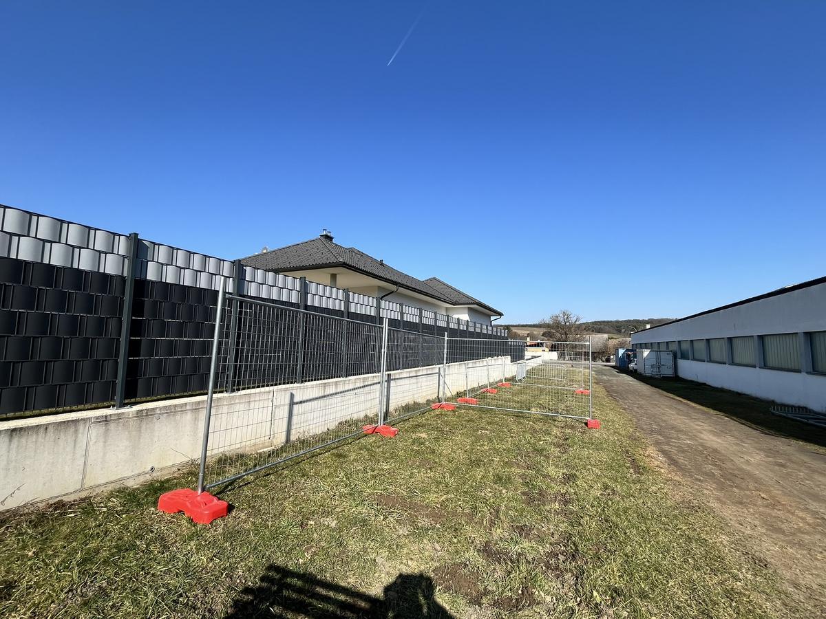 20 Stk. Bauzaunelemente ca. 350x200cm, verzinkt,fabriksneu, 20 Sockelsteine?d=2026-04-14 09:53:17