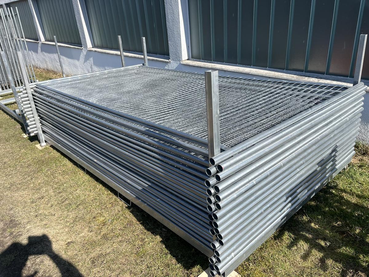 45 Stk. Bauzaunelemente ca. 350x200cm, mit Stapelpalette, 45 Sockelsteine?d=2026-04-14 09:39:17