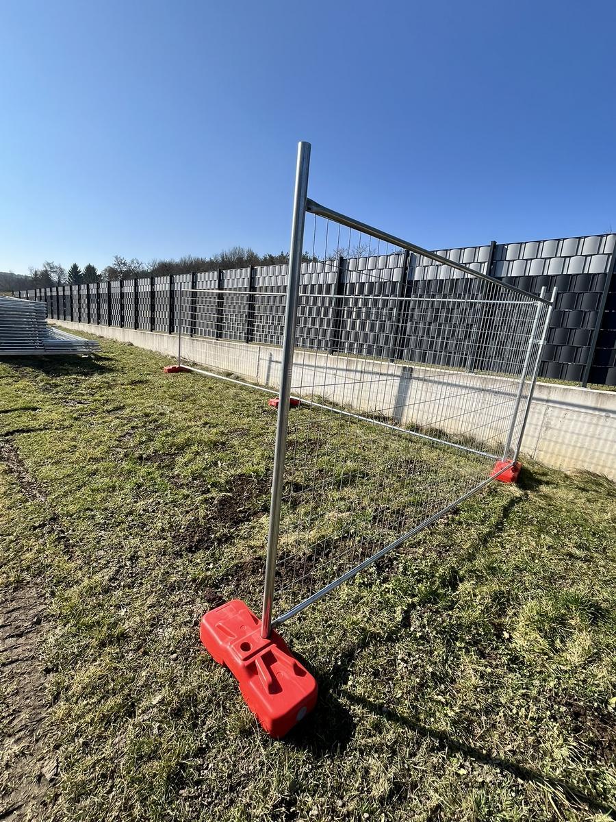 30 Stk. Bauzaunelemente ca. 350x200cm, verzinkt,fabriksneu, 30 Sockelsteine?d=2026-04-14 07:49:38