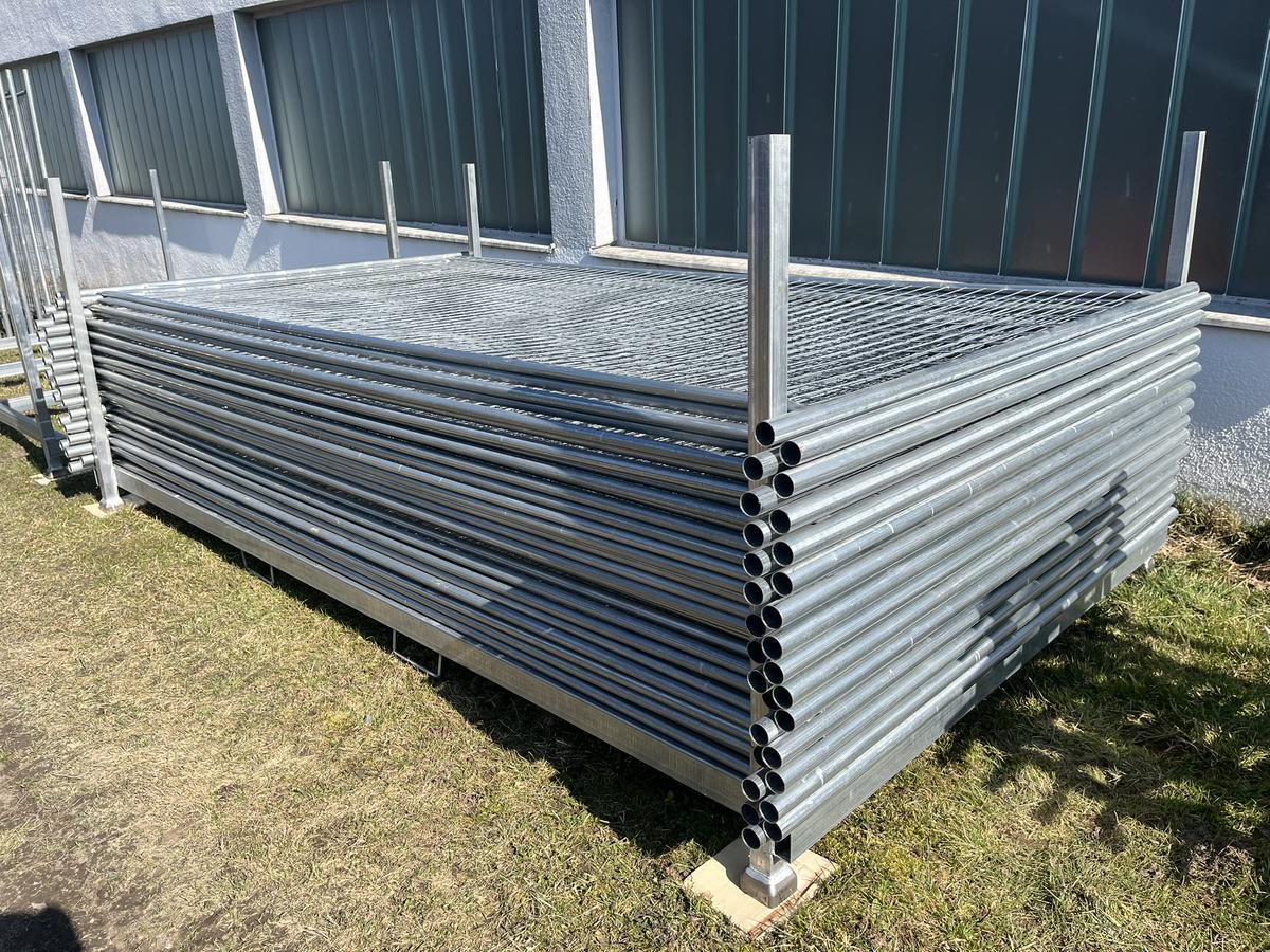 45 Stk. Bauzaunelemente ca. 350x200cm, mit Stapelpalette, 45 Sockelsteine?d=2026-04-14 07:54:46