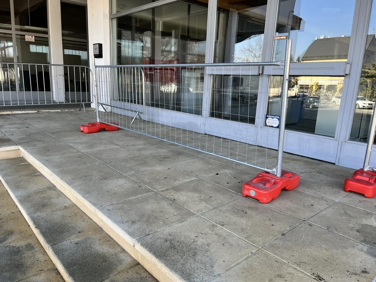 20 Stk. Bauzaunelemente ca. 340x120cm, verzinkt,fabriksneu, 20 Sockelsteine?d=2026-04-14 07:54:45