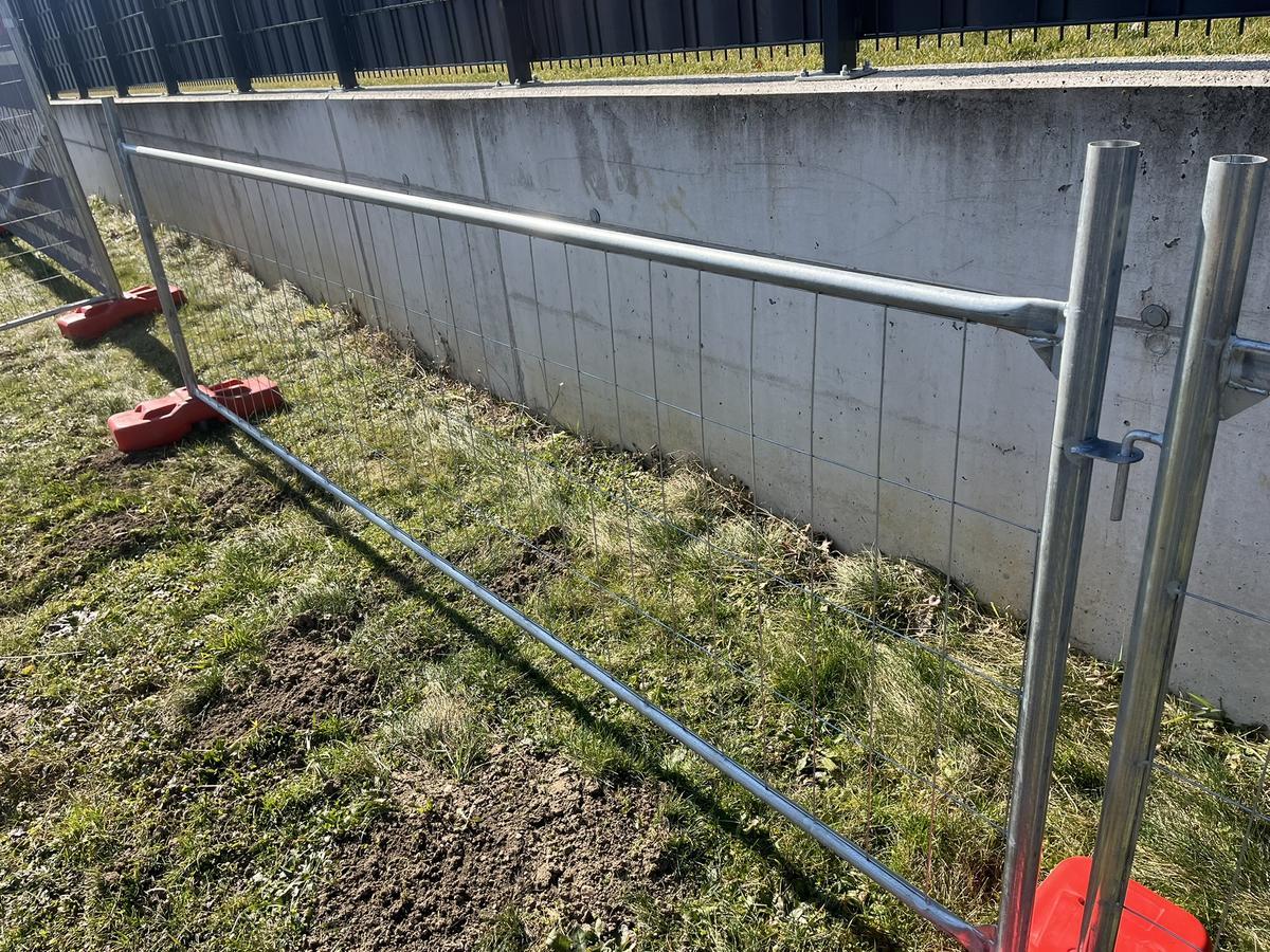 20 Stk. Bauzaunelemente ca. 340x120cm, verzinkt,fabriksneu, 20 Sockelsteine?d=2026-04-14 07:54:49