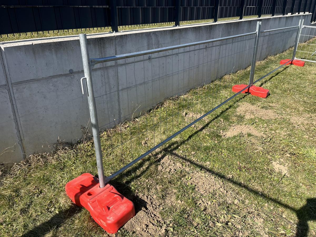 20 Stk. Bauzaunelemente ca. 340x120cm, verzinkt,fabriksneu, 20 Sockelsteine?d=2026-04-14 07:49:40