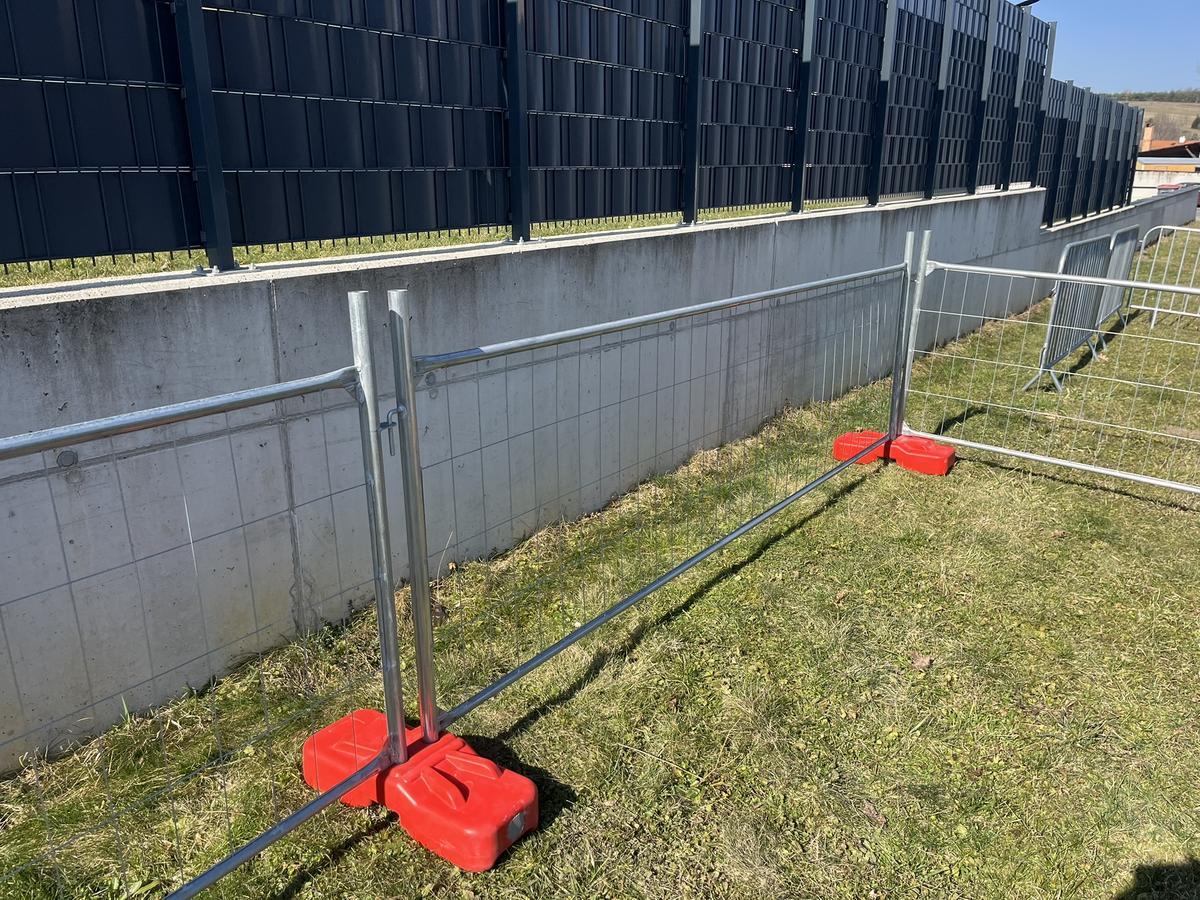 20 Stk. Bauzaunelemente ca. 340x120cm, verzinkt,fabriksneu, 20 Sockelsteine?d=2026-04-14 07:49:39