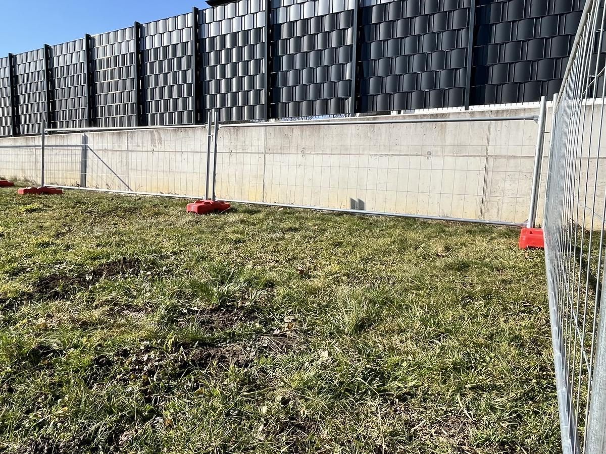 30 Stk. Bauzaunelemente ca. 340x120cm, verzinkt,fabriksneu, 30 Sockelsteine?d=2026-04-14 09:51:23