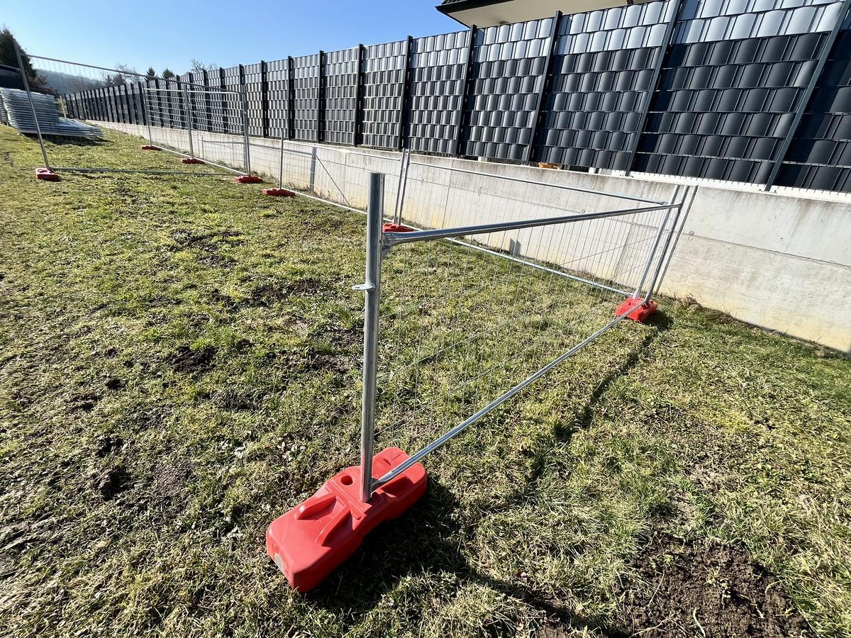 30 Stk. Bauzaunelemente ca. 340x120cm, verzinkt,fabriksneu, 30 Sockelsteine?d=2026-04-14 07:50:40