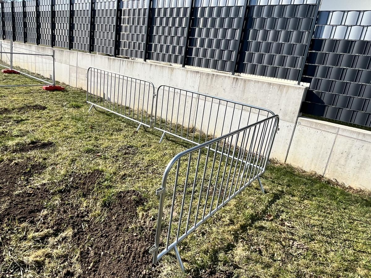 10 Stk. Absperrgitter verzinkt ca. 230x110cm, fabriksneu?d=2026-04-14 09:46:04