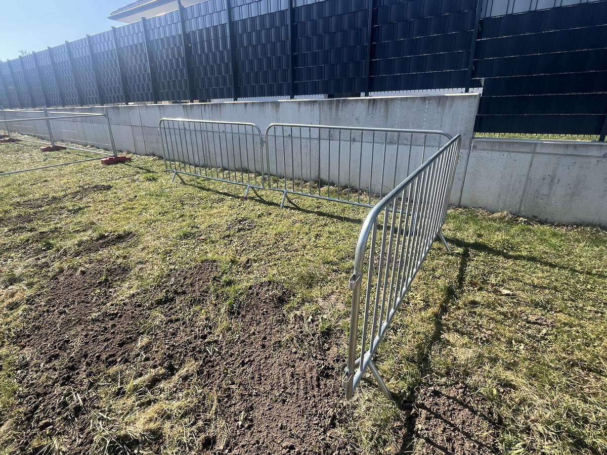 20 Stk. Absperrgitter verzinkt ca. 230x110cm, fabriksneu?d=2026-04-14 07:49:37