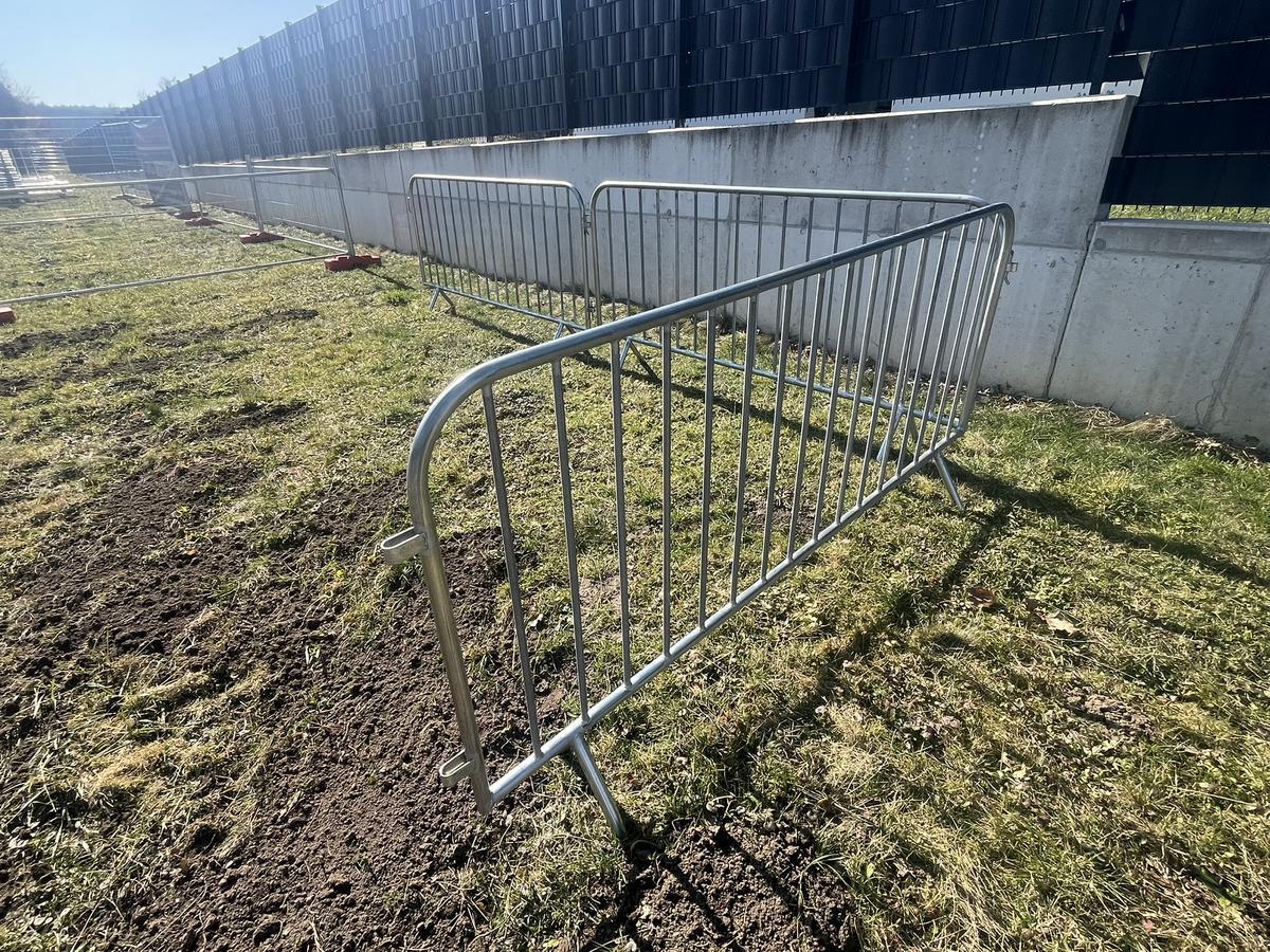 20 Stk. Absperrgitter verzinkt ca. 230x110cm, fabriksneu?d=2026-04-14 07:54:50