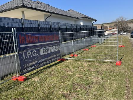 20 Stk. Bauzaunelemente ca. 350x200cm, verzinkt,fabriksneu, 20 Sockelsteine