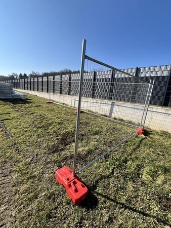 30 Stk. Bauzaunelemente ca. 350x200cm, verzinkt,fabriksneu, 30 Sockelsteine