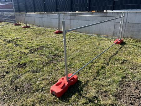 20 Stk. Bauzaunelemente ca. 340x120cm, verzinkt,fabriksneu, 20 Sockelsteine