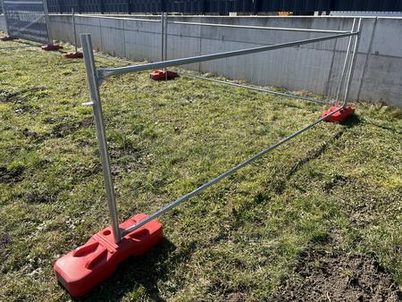 20 Stk. Bauzaunelemente ca. 340x120cm, verzinkt,fabriksneu, 20 Sockelsteine