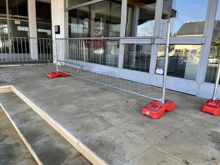 30 Stk. Bauzaunelemente ca. 340x120cm, verzinkt,fabriksneu, 30 Sockelsteine