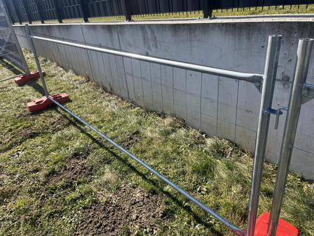 30 Stk. Bauzaunelemente ca. 340x120cm, verzinkt,fabriksneu, 30 Sockelsteine