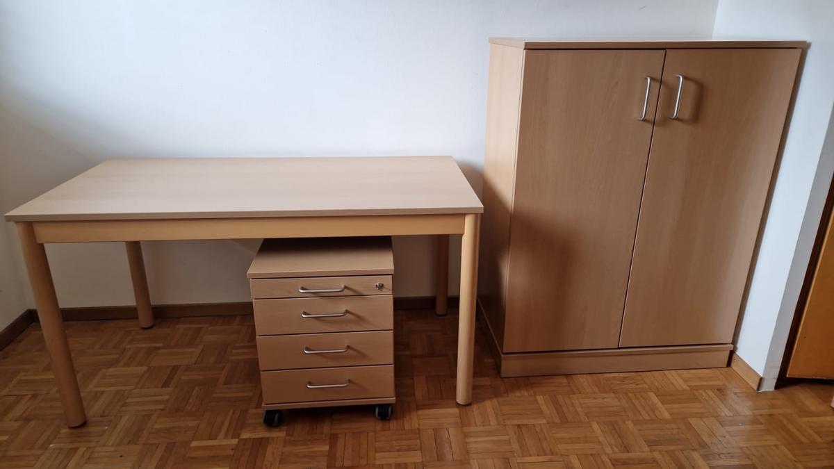 B&uuml;rom&ouml;bel Einrichtung bestehend aus: Kommode 90 cm lang x 50 cm tief x 120 cm hoch, Tisch 135 cm lang x 70 cm breit x 74 cm hoch, Rollcontainer 44 cm breit x 56 cm tief x 56 cm hoch?d=2026-04-14 09:33:14