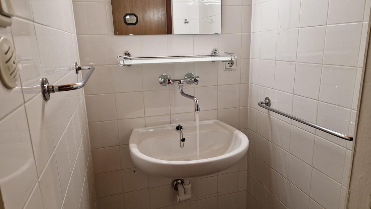 2 Stk. Handtuchstangen ca. 61cm lang und 1 Stk. Etagere ca. 61cm lang und 14.5cm tief?d=2026-04-14 09:39:16