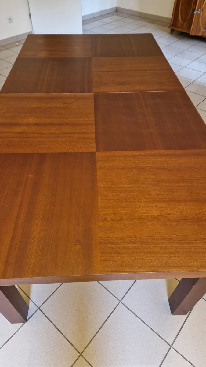 Tisch, ausziehbar, ca. 250 cm lang ausgezogen, bzw. 200 cm lang eingeklappt, 100 cm breit, 75 cm hoch?d=2026-04-14 09:39:16