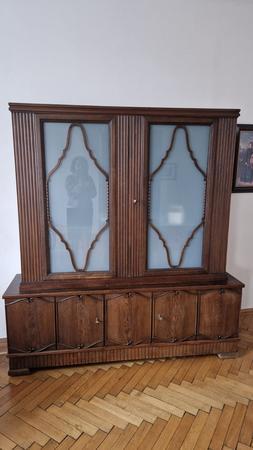 Altdeutscher Kasten, bestehend aus Ober- und Unterteil, Unterkasten 172 cm lang, 44 cm tief, 61 cm hoch und Oberkasten 153 cm lang, 35 cm tief, 122 cm hoch, Gesamth�he 183 cm