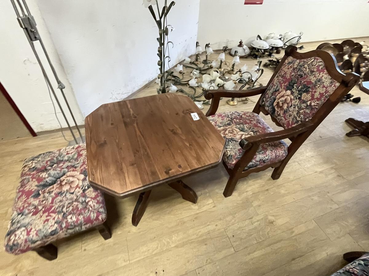 Tischkombination mit einem Stuhl und einem Hocker?d=2026-04-14 13:01:20