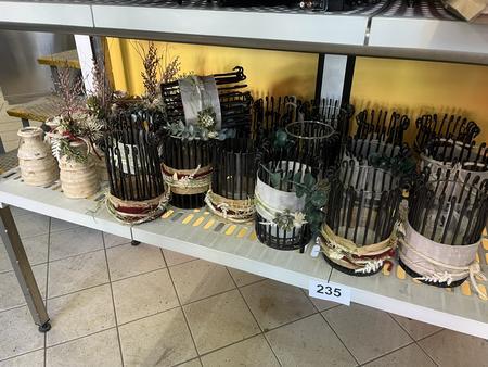 ca. 3 Laufmeter Inhalt der Regalanlage an Tisch- und Dekomaterial