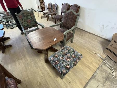 Tischkombination mit zwei St�hlen und einem Hocker