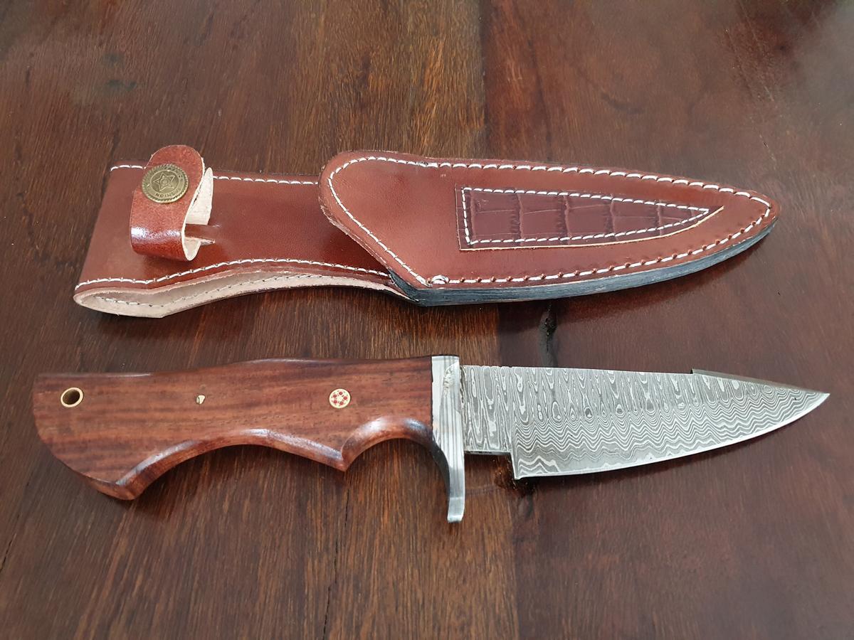 Damast Jagdmesser, Karbonstahl, rund 150 Lagen, charakteristische, rustikale Schmiedeoberfl&auml;che, Griff aus Holz, Gesamtl&auml;nge 260 mm, Klingenl&auml;nge 120 mm, Klingenst&auml;rke 4mm, Leder Messerscheide 165 mm L&auml;nge?d=2026-04-14 09:34:53