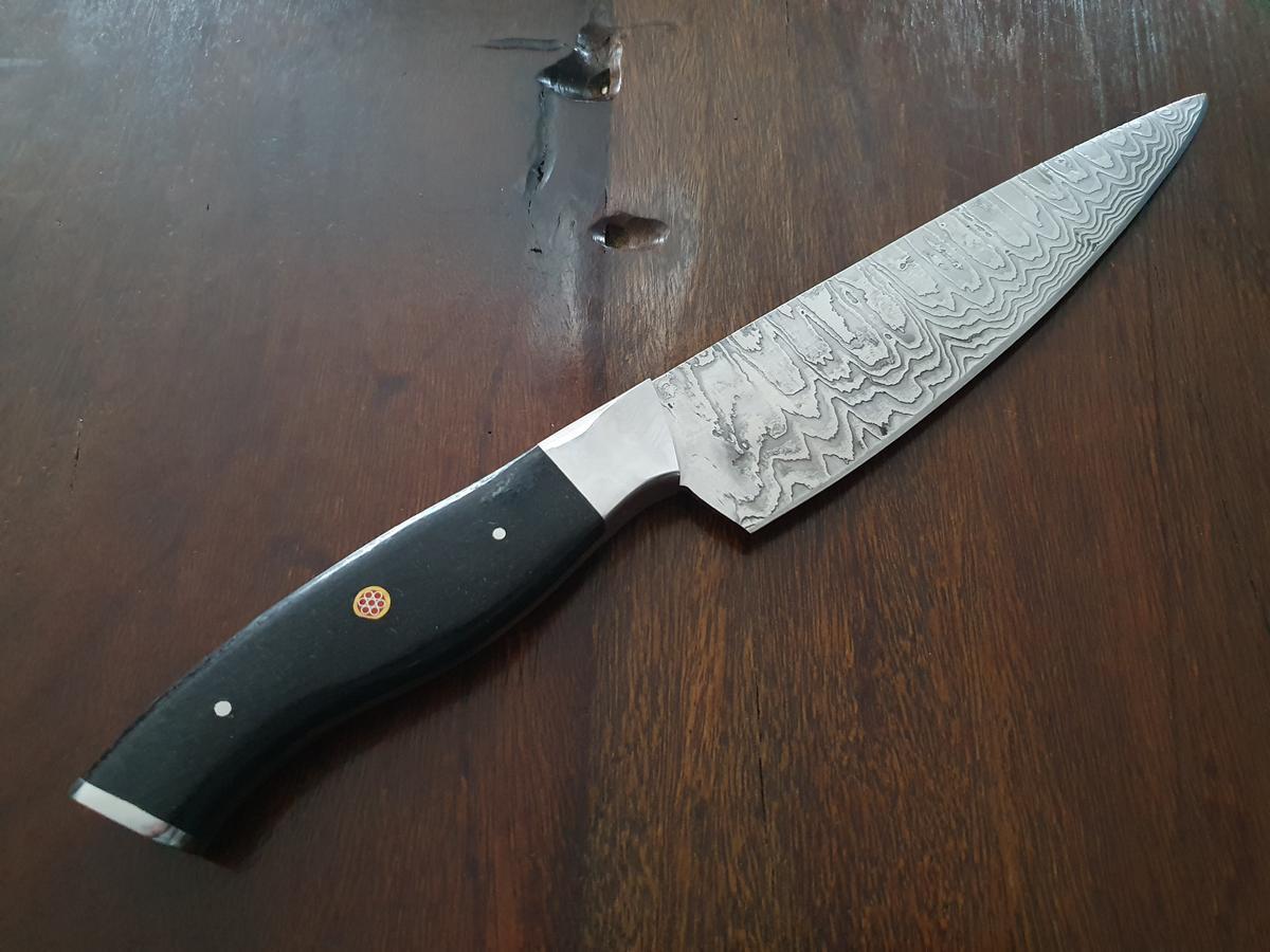 Damast-Kochmesser, Micarta-Griff schwarz, Klinge Damaszener Stahl, rund 150 Lagen, charakteristische, rustikale Schmiedeoberfl&auml;che, Gesamtl&auml;nge 310 mm, Klingenl&auml;nge 185 mm, Klingenst&auml;rke 3mm