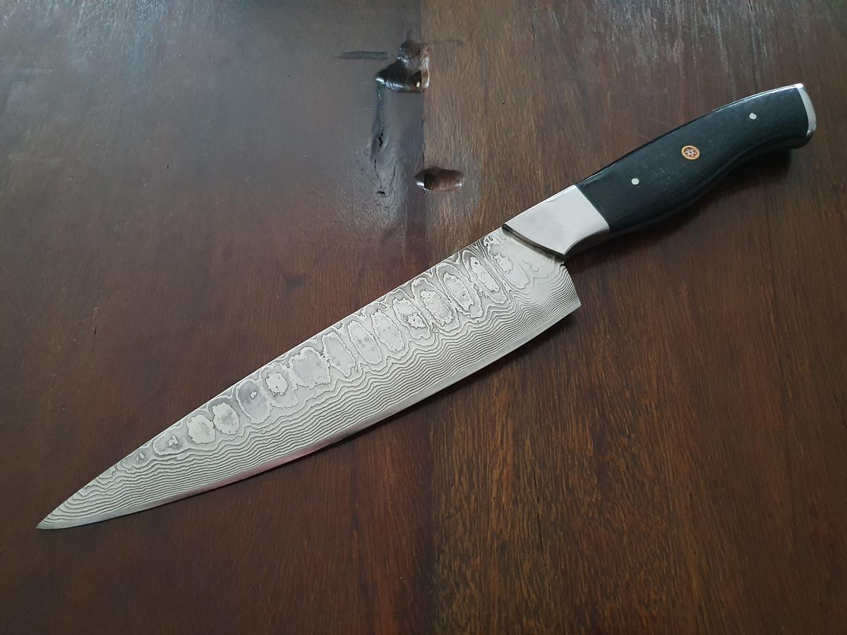 Damast-Kochmesser, Micarta-Griff schwarz, Klinge Damaszener Stahl, rund 150 Lagen, charakteristische, rustikale Schmiedeoberfl&auml;che, Gesamtl&auml;nge 310 mm, Klingenl&auml;nge 185 mm, Klingenst&auml;rke 3mm?d=2026-04-14 07:54:55