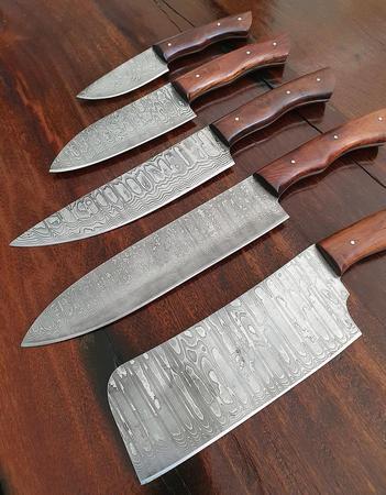 Kochset mit 5 Damast-Messer und schwarzer Lederrolle, Klinge Damaszener Stahl, rund 150 Lagen, charakteristische, rustikale Schmiedeoberfl�che, Griff Holz braun, Gesamtl�ngen 330 | 300 | 290 | 250 | 190 mm, Klingenl�ngen 200 | 180 | 160 | 130 | 90 mm, Kli