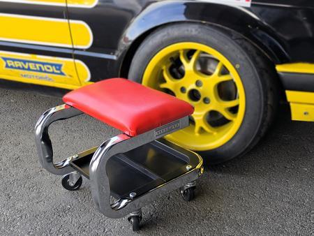 Werkstatthocker mit Rollen � Rot/Chrome