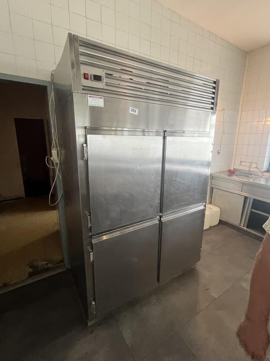 Edelstahlk&uuml;hlschrank mit 4 T&uuml;ren?d=2026-05-25 20:38:49