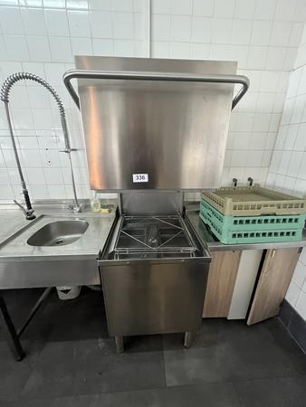 Durchlaufsp�lmaschine ca. 72 x 83 x 150 cm + 3 Waschk�rbe