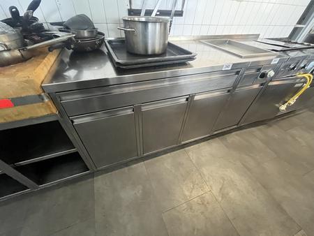 Edelstahlmodul mit Panierlade ca. 120 x 70 x 90 cm, einer Auszugslade und drei 1fl�geligen T�ren in Edelstahl