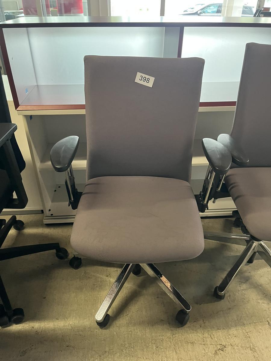 B&uuml;rodrehstuhl mit Armlehne?d=2026-05-25 22:22:27