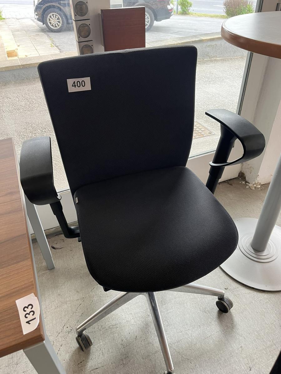 B&uuml;rodrehstuhl grau mit Armlehne?d=2026-05-25 23:11:47