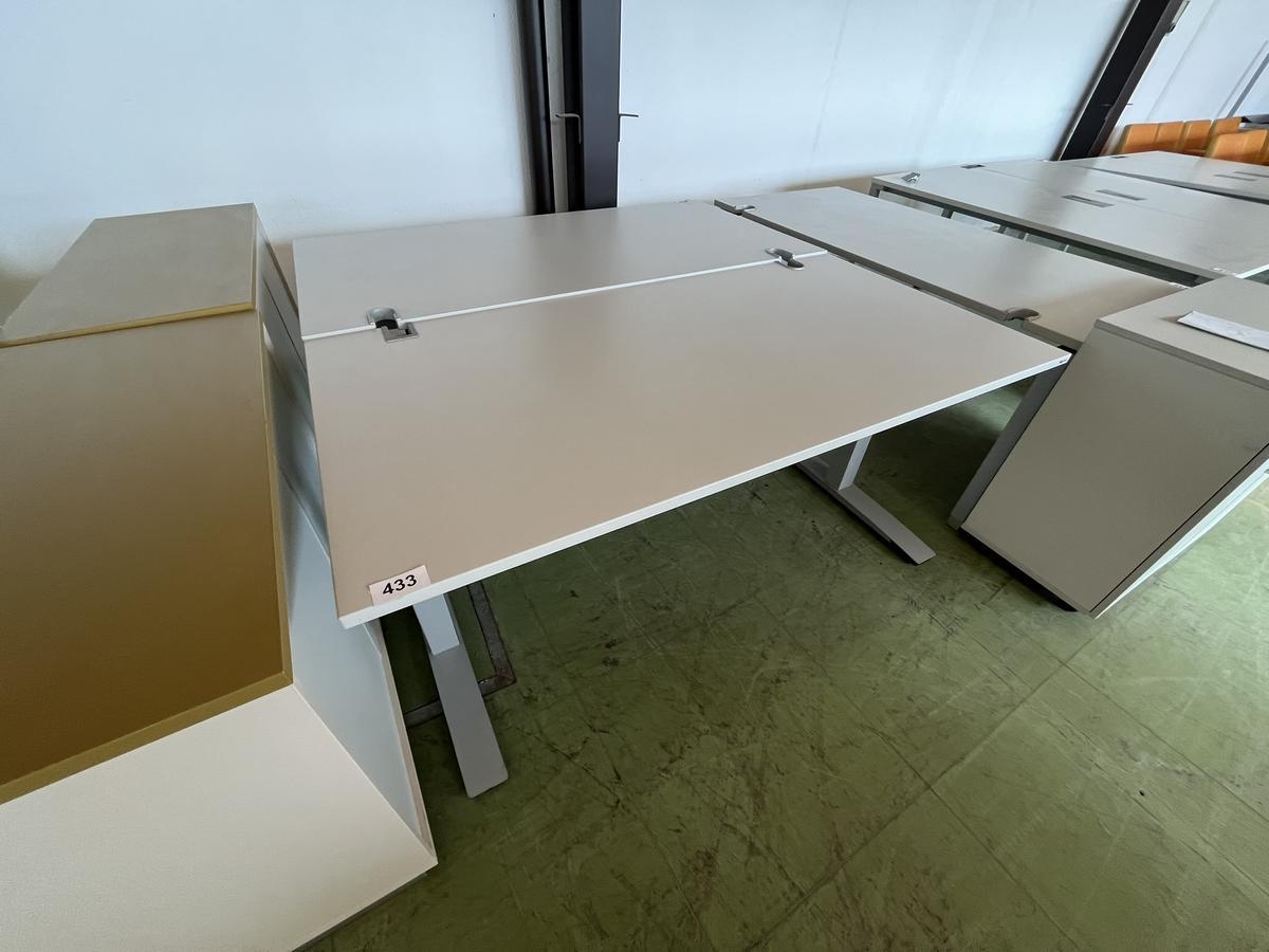 Schreibtisch ca. 160x80 cm h&ouml;henverstellbar grau?d=2026-05-25 21:25:35