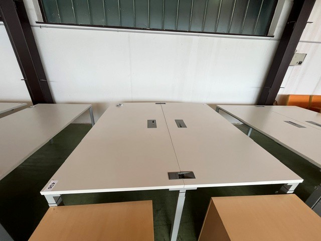 Doppelarbeitsplatz bestehend aus 2 Schreibtischen je 160x80 cm
