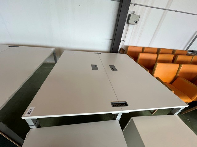 Doppelarbeitsplatz bestehend aus 2 Schreibtischen je 160x80 cm?d=2026-05-25 21:25:38