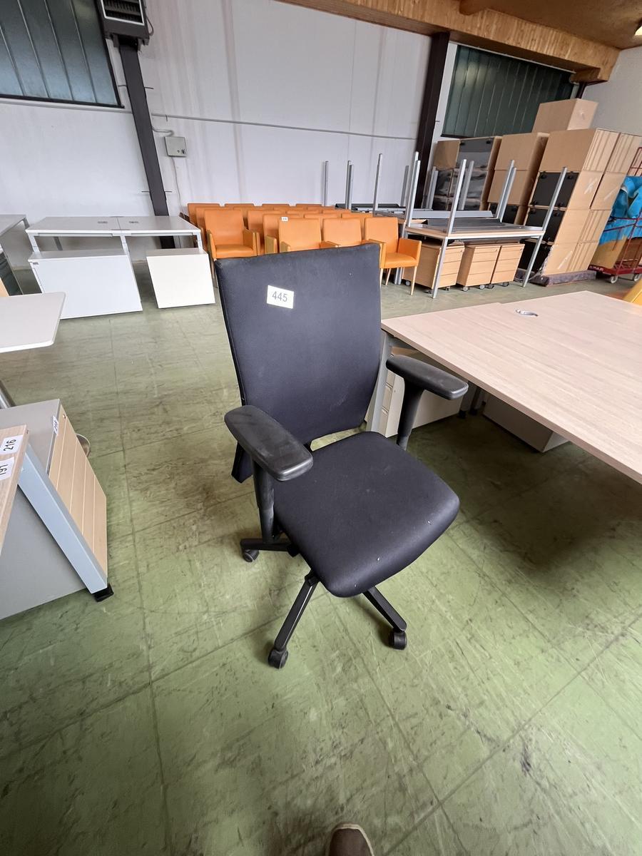 B&uuml;rodrehstuhl Stoff schwarz mit Armlehne?d=2026-05-25 20:35:57