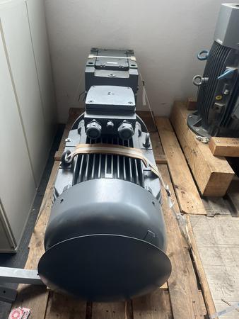 Elektromotor 4 KTC 225 M4 45 kW, ca. 430 kg, BAR TEC VARNOST (siehe Typenschild + Lenze GKS 14-3 M HAR 225 M4 Elektromotor 4 KTC 225 M4 45 kW, ca. 430 kg, BAR TEC VARNOST (siehe Typenschild + Lenze GKS 14-3 M HAR 225 M4