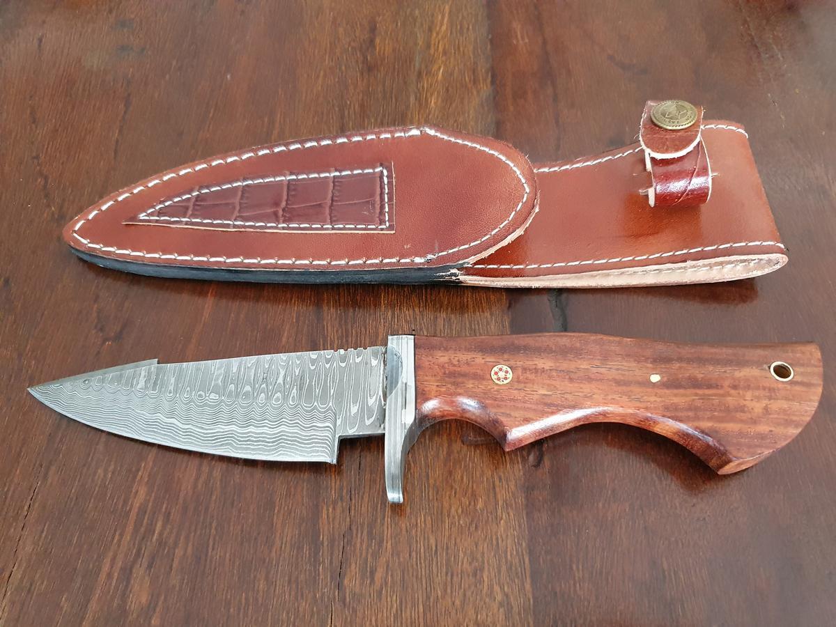 Damast-Jagdmesser mit Lederschaft