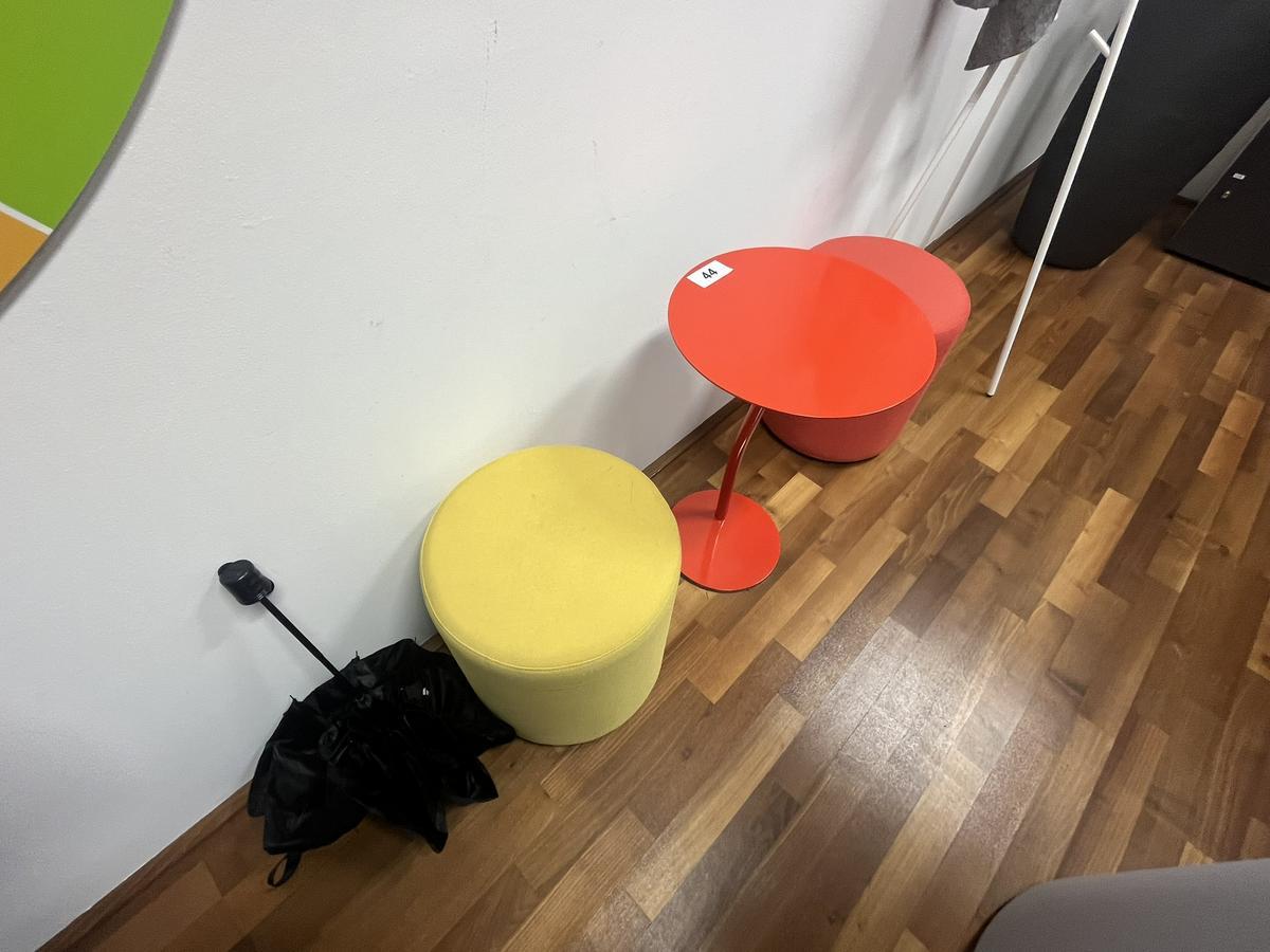 Besuchertisch mit ca.38 cm Durchmesser und 2 Hockern