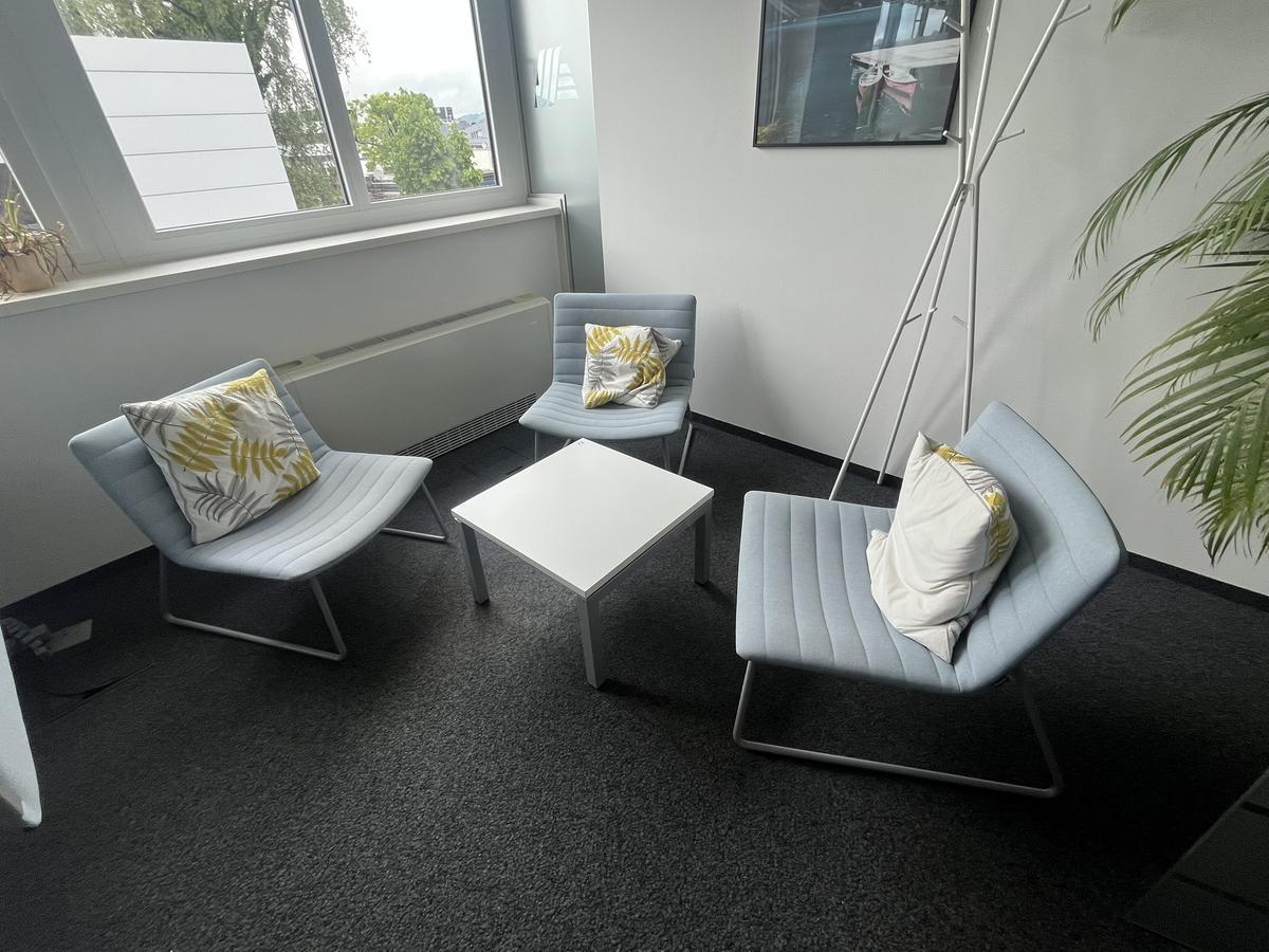 Sitzgruppe 4 teilig Tisch ca. 60x60 cm?d=2026-05-25 21:21:28