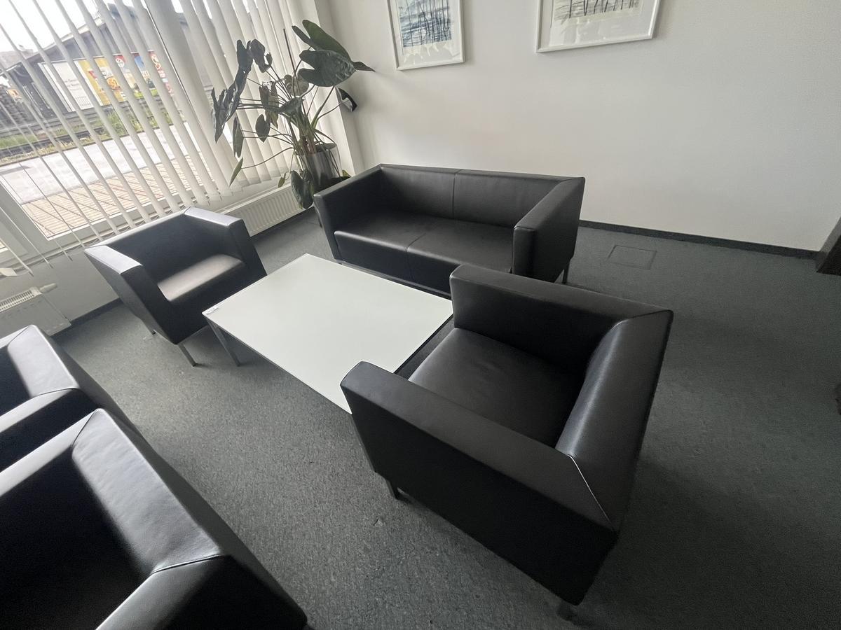 Sitzbankgruppe: Lederbank ca. 155x70x70 cm plus 2 St&uuml;ck Sitzsofa - Tisch 120x72 cm?d=2026-05-25 21:28:50