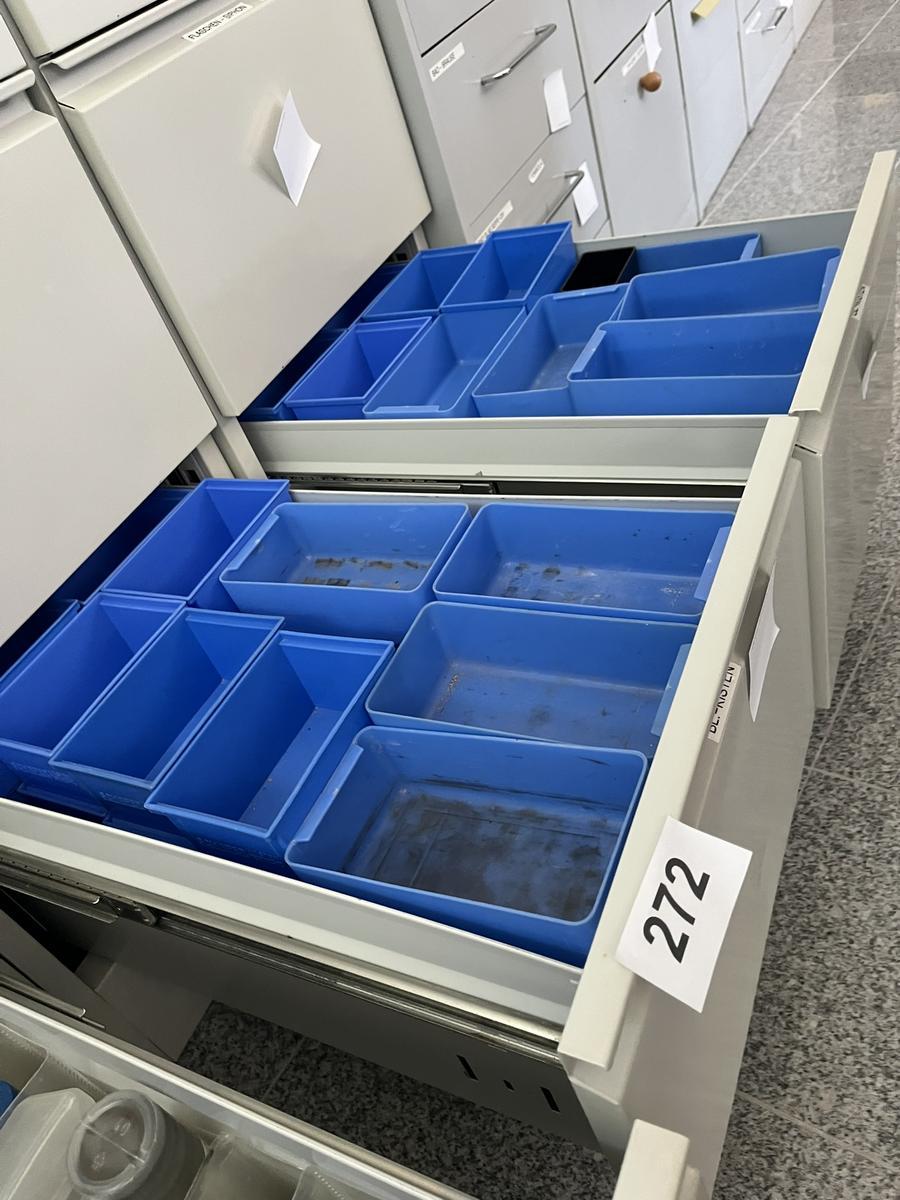 3 Laden mit Ersatzteilboxen