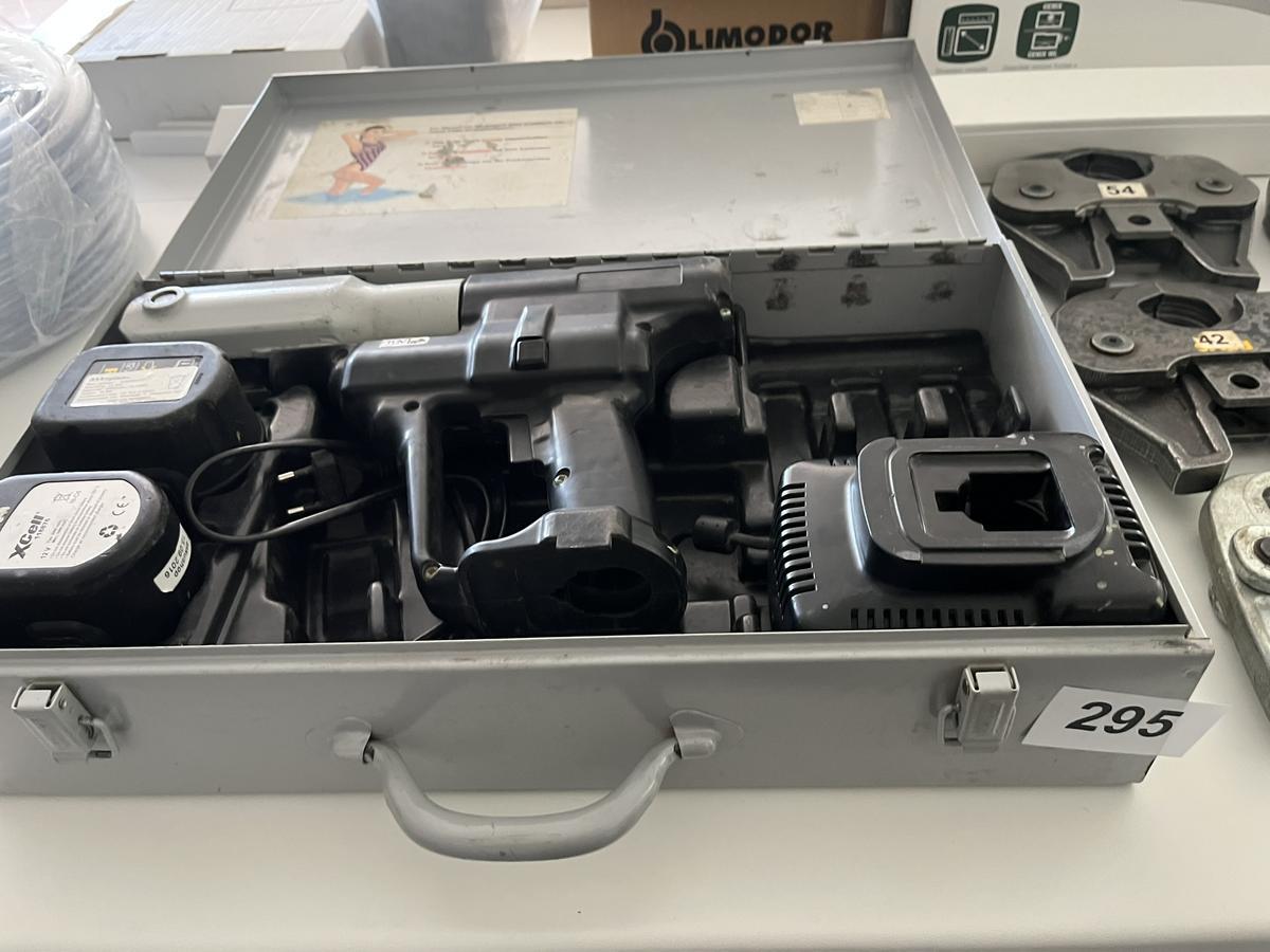 Pressmaschine Jupiter-Rems, 2 Akkus und Ladeger&auml;t inkl. Pressbacken f&uuml;r Kupferrohr, 15 - 54 mm und Pressbacken f&uuml;r Mehrschichtverbundrohr U-Kontur 16 - 40 mm
