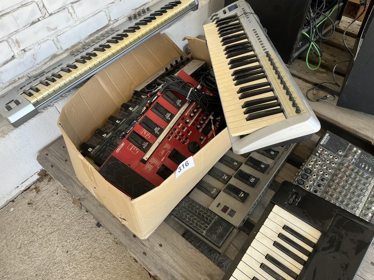 Roland A 33 Keyboard + Keyboard Evolution + Mackie Mischpult + Roland FC 200 Midi-Foot-Controller + div. Mischpulte und Verst&auml;rker?d=2026-05-25 23:08:13